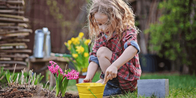 Glückliche Kinder im eigenen Garten
